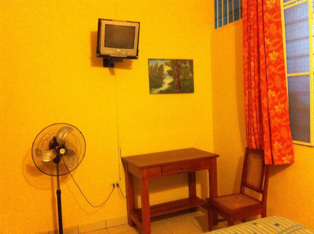Hostal El Colibri Iquitos Kültér fotó