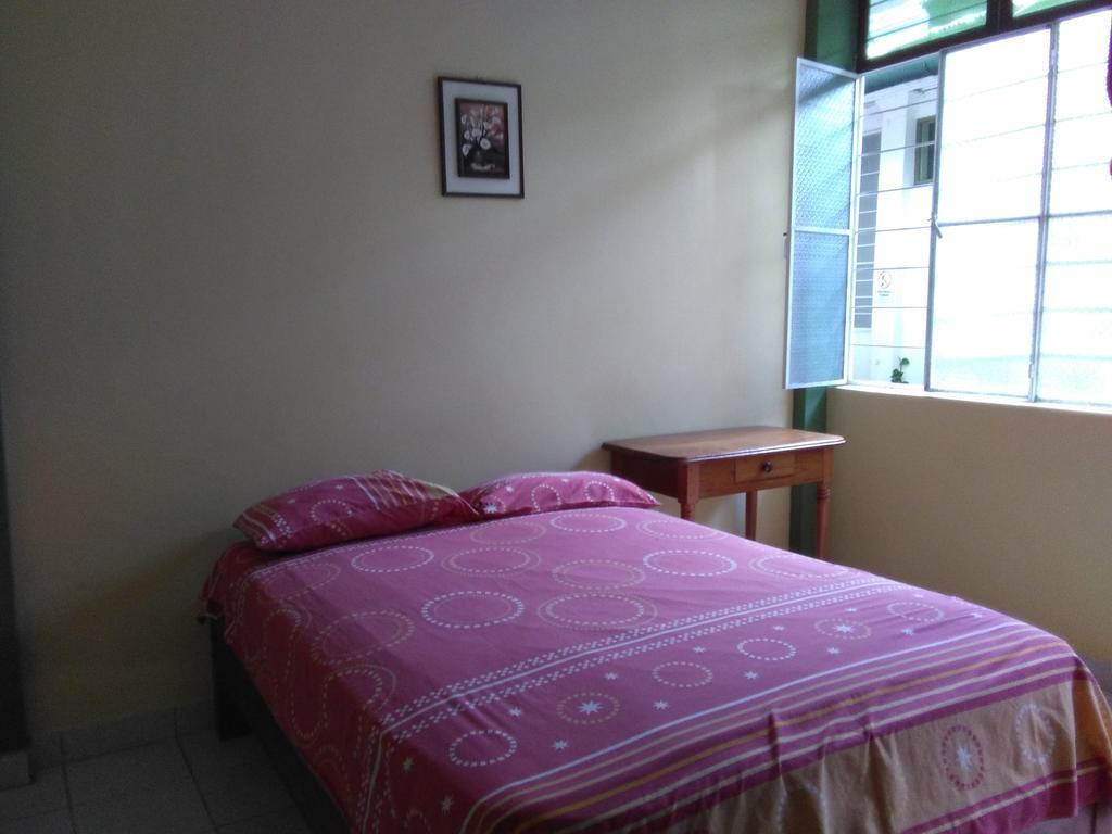 Hostal El Colibri Iquitos Szoba fotó