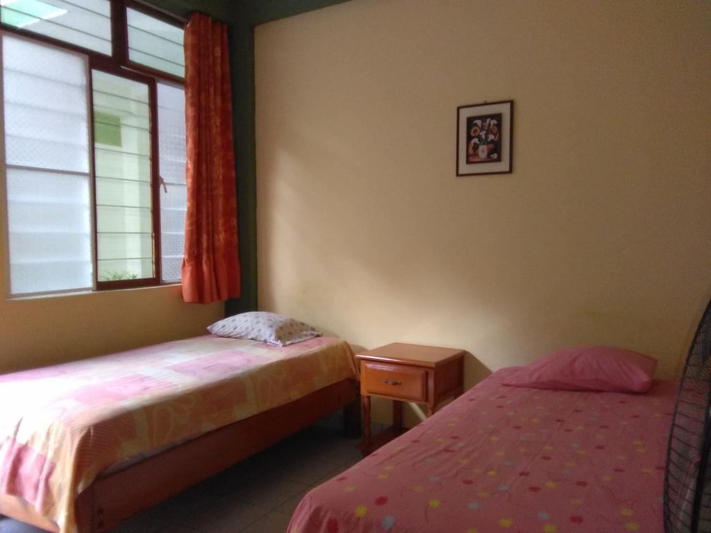 Hostal El Colibri Iquitos Szoba fotó