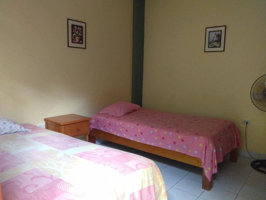 Hostal El Colibri Iquitos Szoba fotó