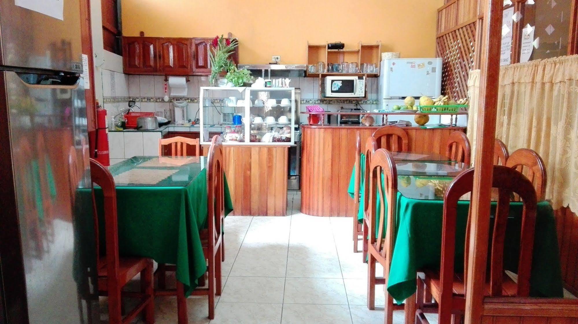 Hostal El Colibri Iquitos Kültér fotó