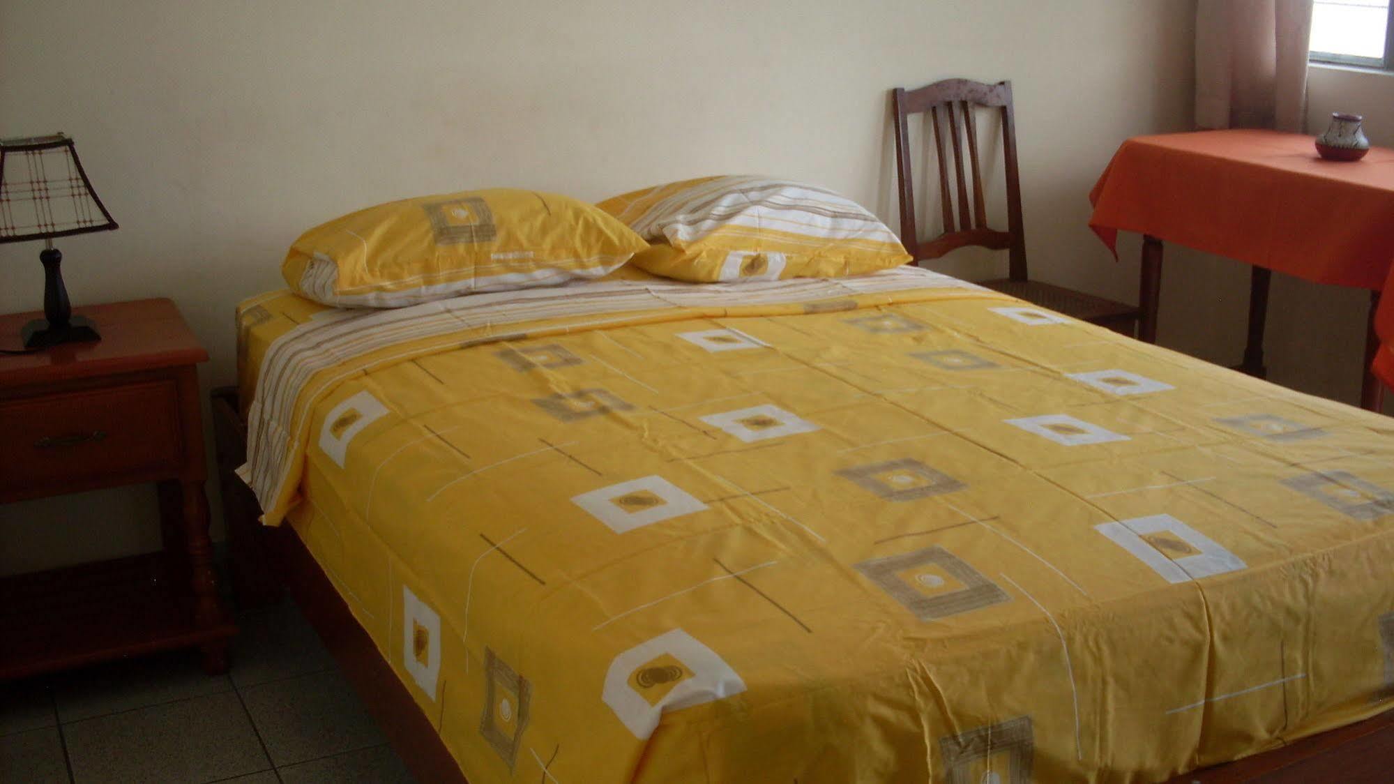 Hostal El Colibri Iquitos Kültér fotó