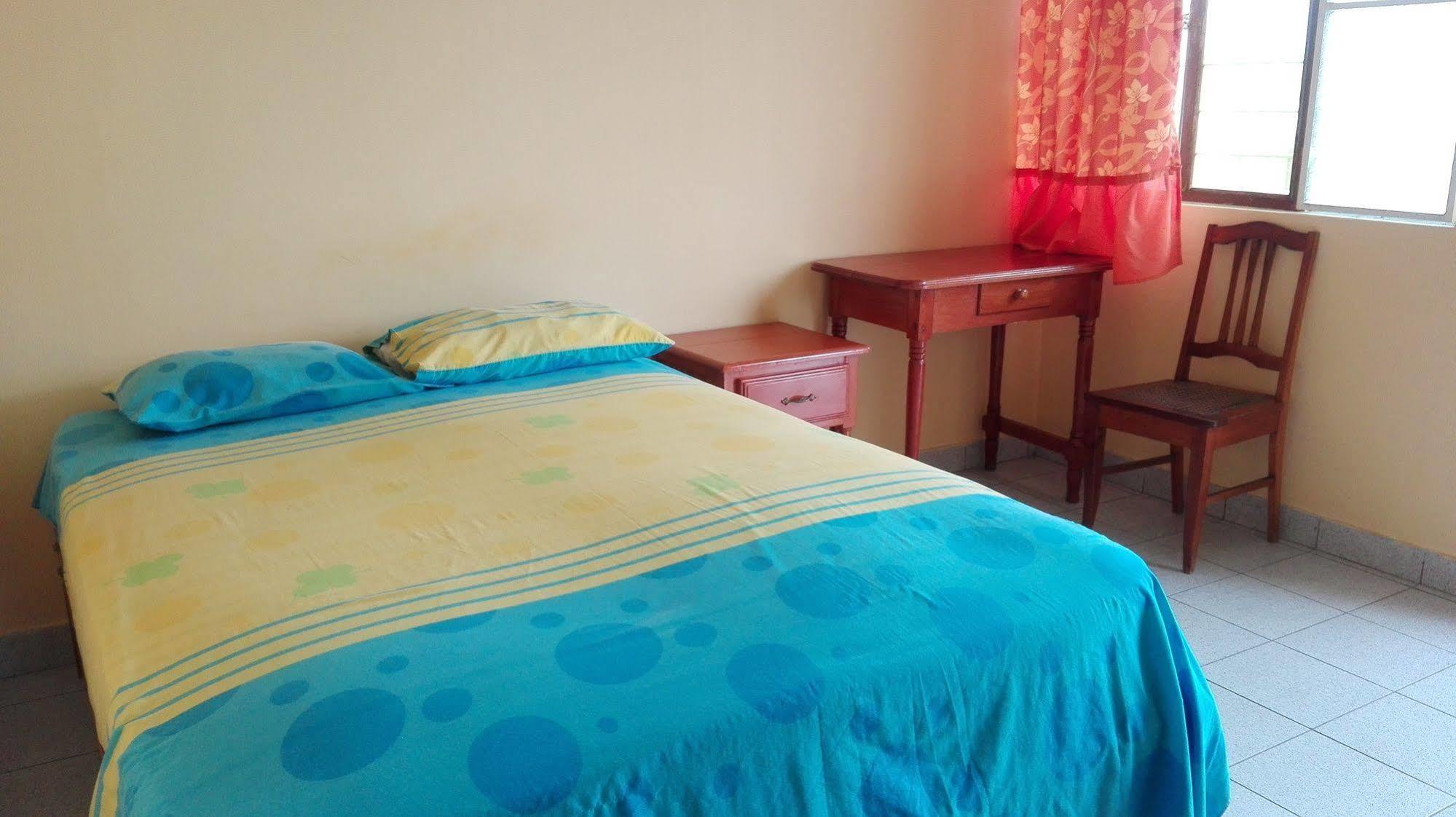 Hostal El Colibri Iquitos Kültér fotó