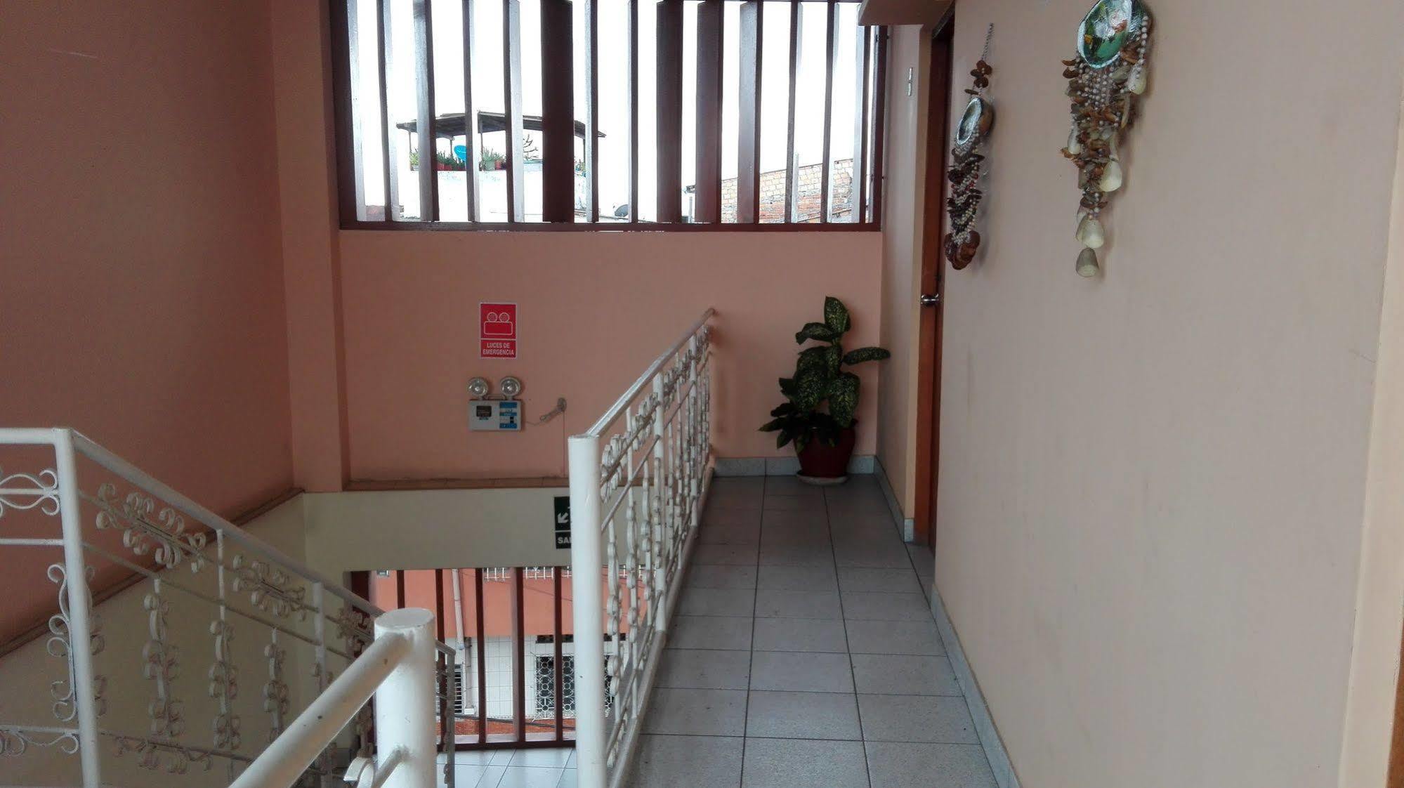 Hostal El Colibri Iquitos Kültér fotó